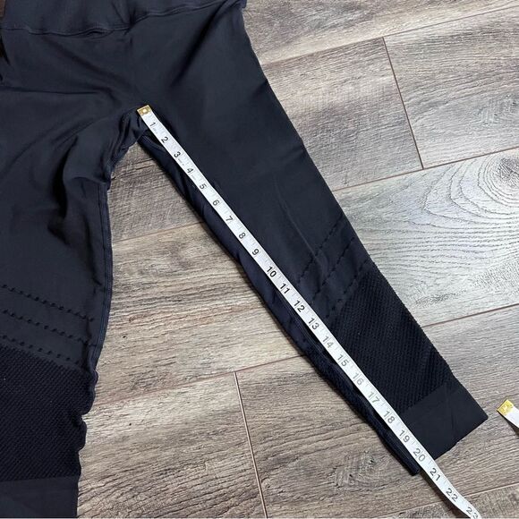 SheFit Black Seamless Crossover Leggings Perforated Mesh Size Medium Capri Crop - Picture 5 of 9